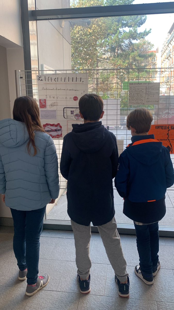 Au collège Les Bruyères, ce sont les élèves qui s’adressent aux élèves avec une exposition, des jeux de rôle et un escape game.
#NonAuHarcelement <a href="/VilleCourbevoie/">Ville de Courbevoie</a> <a href="/acversailles/">Académie de Versailles</a>