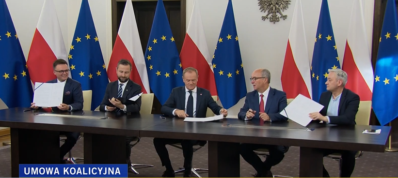Binnen 1 maand is de coalitieakkoord tussen 3 Poolse oppositiepartijen gereed. Ze staan te trappelen om regering te vormen. 
Hoe verder? Maandag 13/11 tijdens de eerste zitting van de nieuwe Sejm gaat de president een formateur aanwezen- demissionaire premier Morawiecki.