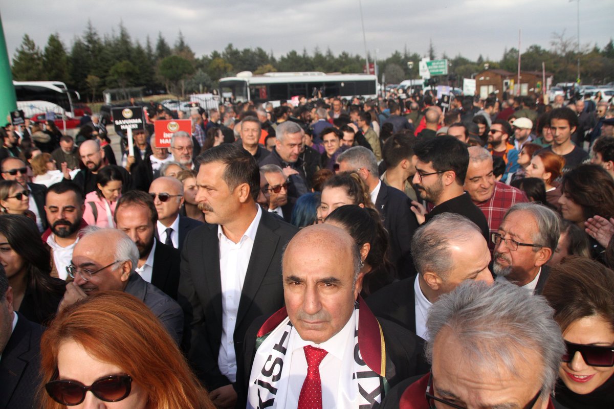 Türkiye İşçi Partisi Genel Başkanı Erkan Baş ve İstanbul Milletvekili Sera Kadıgil ' Yargıtay'ın darbe girişimine geçit vermiyoruz' diyerek Anayasa Mahkemesi önüne geldiler.
<a href="/tipgenelmerkez/">Türkiye İşçi Partisi</a> <a href="/tip_ankara/">Türkiye İşçi Partisi - Ankara</a> <a href="/erkbas/">Erkan BAŞ</a> <a href="/serakadigil/">Sera Kadıgil</a>