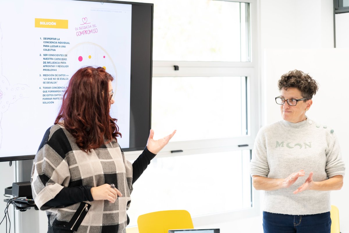 Ciudad Jardín se encuentra hoy en @hibridalab_eus trabajando para sacar adelante su reto de #auzolabs Con el apoyo de Anabela Runa y Beatriz Sancho, este instituto quiere fomentar el uso del transporte sostenible entre alumnado y profesorado para acudir al centro educativo.
