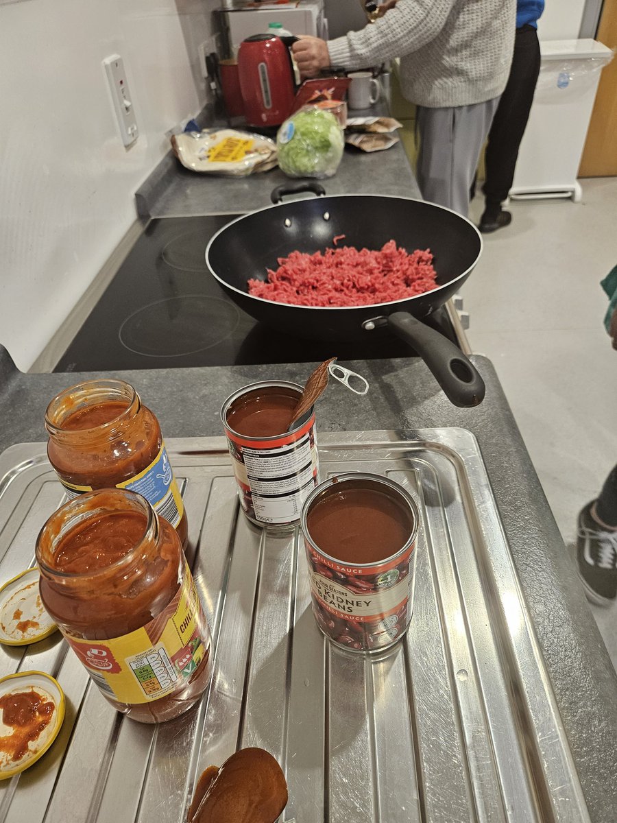 Claire78028760's tweet image. Yummy dinner today made in #cookingonabudget with @SueGall03821814 and #teamsovereign. All the patient's loved them and all have full bellies and left with a new skill 👏 @GMMH_NHS @AtherleighP #therapyteam