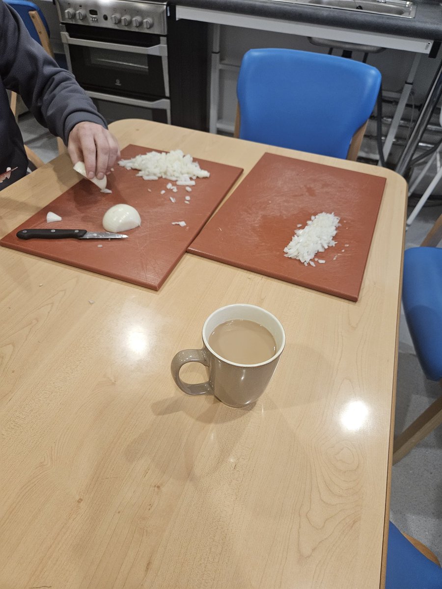 Claire78028760's tweet image. Yummy dinner today made in #cookingonabudget with @SueGall03821814 and #teamsovereign. All the patient's loved them and all have full bellies and left with a new skill 👏 @GMMH_NHS @AtherleighP #therapyteam