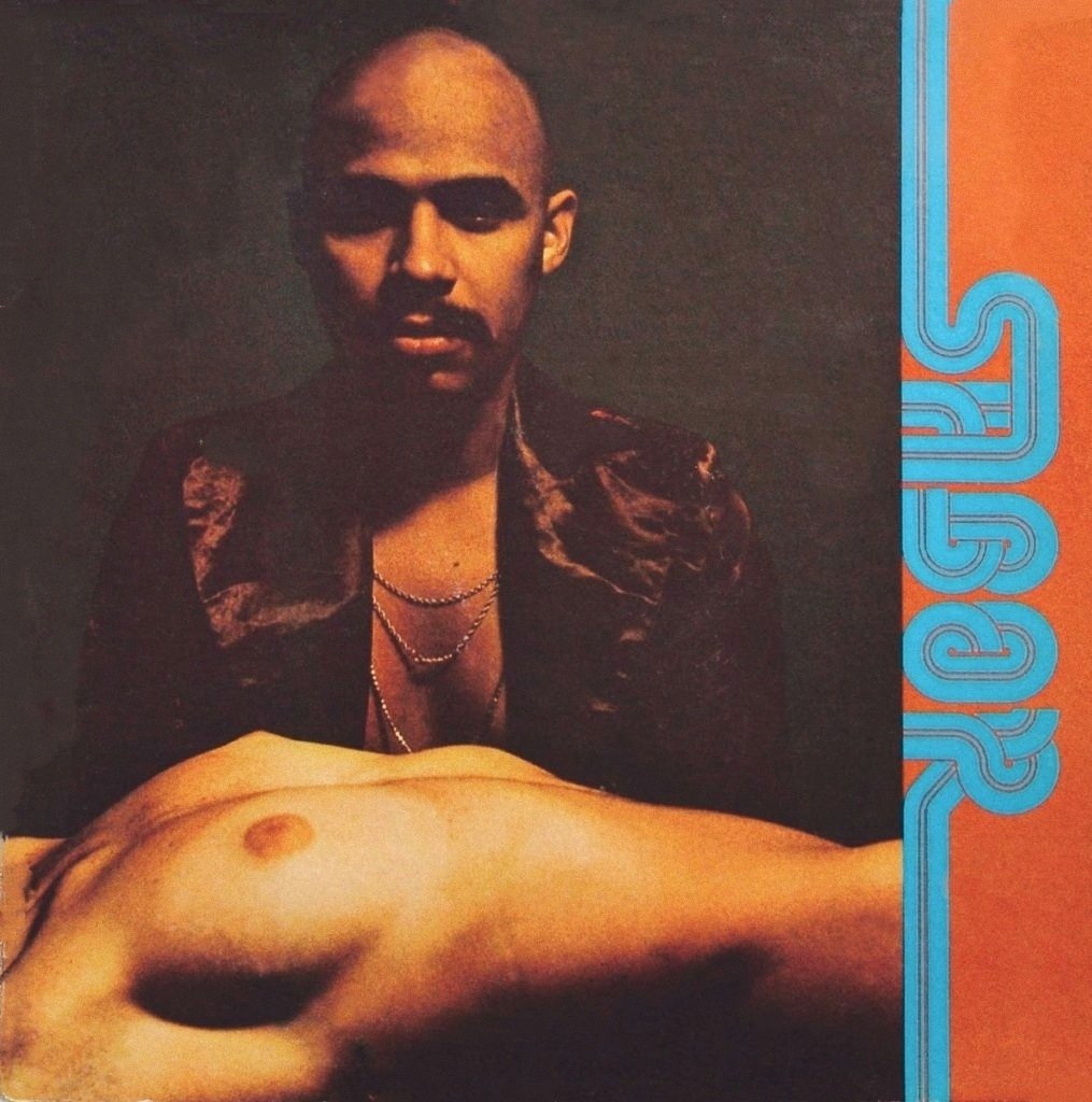 El lunes 10 de noviembre de 1975, el sello Alegre Records, después del lanzamiento previo de algunos sencillos, publicó oficialmente el álbum ‘Sabor’, un auténtico clásico de la música latina y joya preciada de la salsa. Fue el 1° álbum de Ángel Canales como director de orquesta