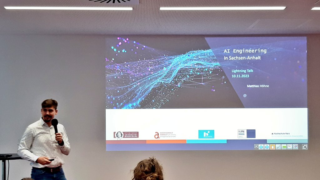 MMagdowski's tweet image. Jetzt geht es nach einer kurzen Pause in ebenso kurzen Lightning Talks um weitere innovative Projekte in der Hochschullehre, z.B. den gemeinsamen und interdisziplinären Kooperationsstudiengang #AI_Engineering (ai-engineer.de), den Matthias Höhne (@HSMerseburg) vorstellt.