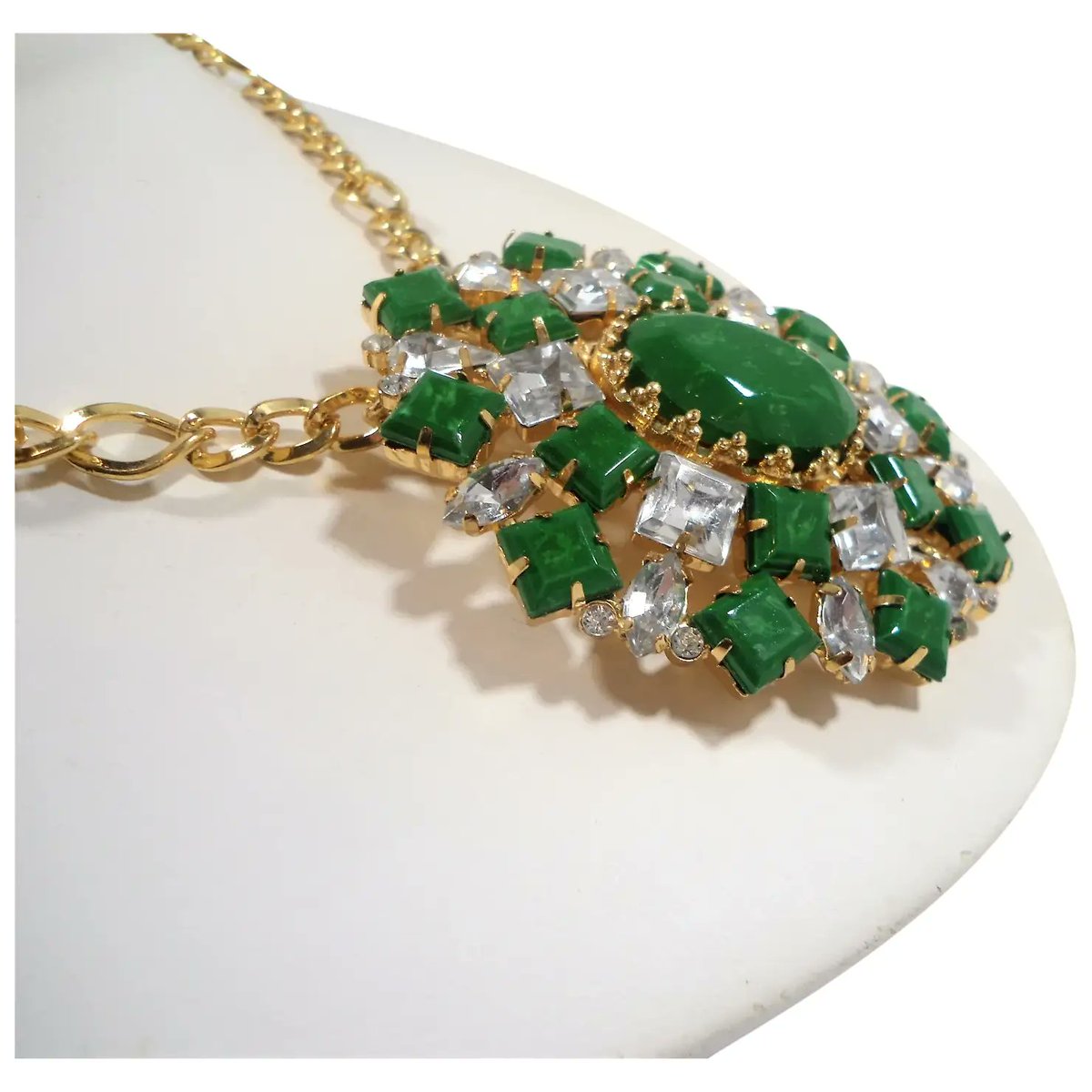 Arnold Scaasi Bold Runway Statement Green Pendant Necklace
#rubylane #vintage #statementjewelry #necklace #designer #jewelr #Green #giftideas #jewelryaddict #vintagebeginshere #designer #hautecouture #Christmas2023
rubylane.com/item/136230-E1…