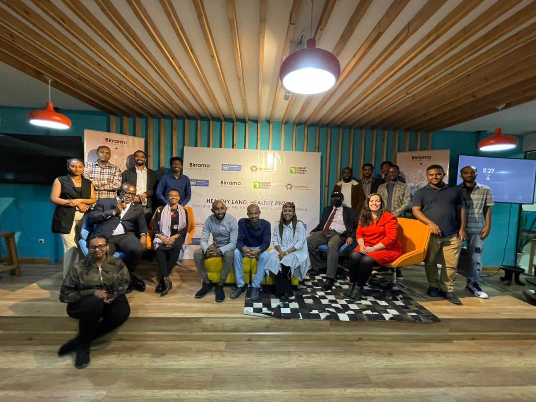 At @blueSpaceETH, @UNCCD and @_AfricanUnion delegation met #startups on the theme « Healthy lands, healthy people. #Ethiopia leading the path toward a greener world » to discuss how to support @GreenWallAfrica like #Birrama #MadeinEthiopia #GGWDesertechInnovators #United4Land
