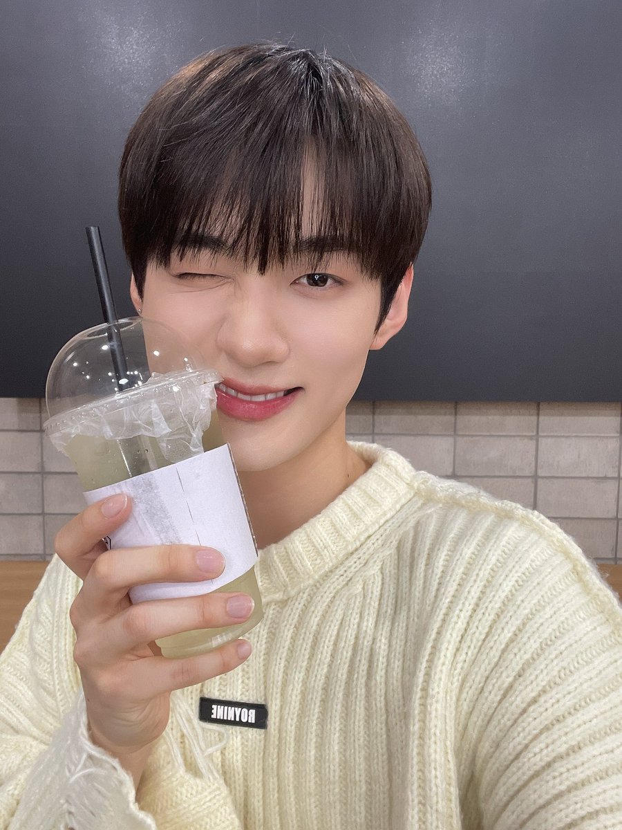 by_verivery's tweet photo. [#용승]       

오랜만의 캐모마일🌼

#YONGSEUNG #베리베리 #VERIVERY https://t.co/0UqnQbYYET
