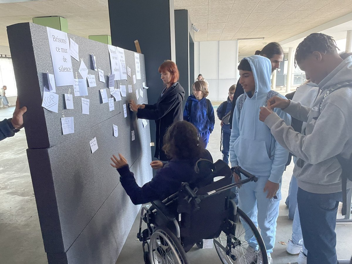 AlienorBordeaux's tweet image. Retour en images sur la journée du 09/11 au collège @AlienorBordeaux @AcBordeaux @gironde . 🙏🏾à tous les élèves et personnels pour cette mobilisation collective « Tous en bleu contre le harcèlement »
#NAH #HarcelementScolaire #CESCE #Solidarité