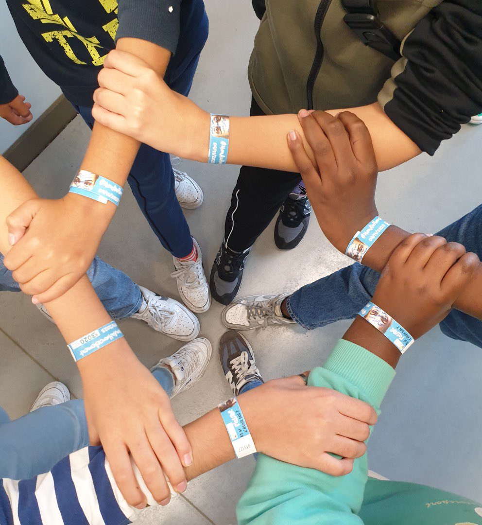 AlienorBordeaux's tweet image. Retour en images sur la journée du 09/11 au collège @AlienorBordeaux @AcBordeaux @gironde . 🙏🏾à tous les élèves et personnels pour cette mobilisation collective « Tous en bleu contre le harcèlement »
#NAH #HarcelementScolaire #CESCE #Solidarité