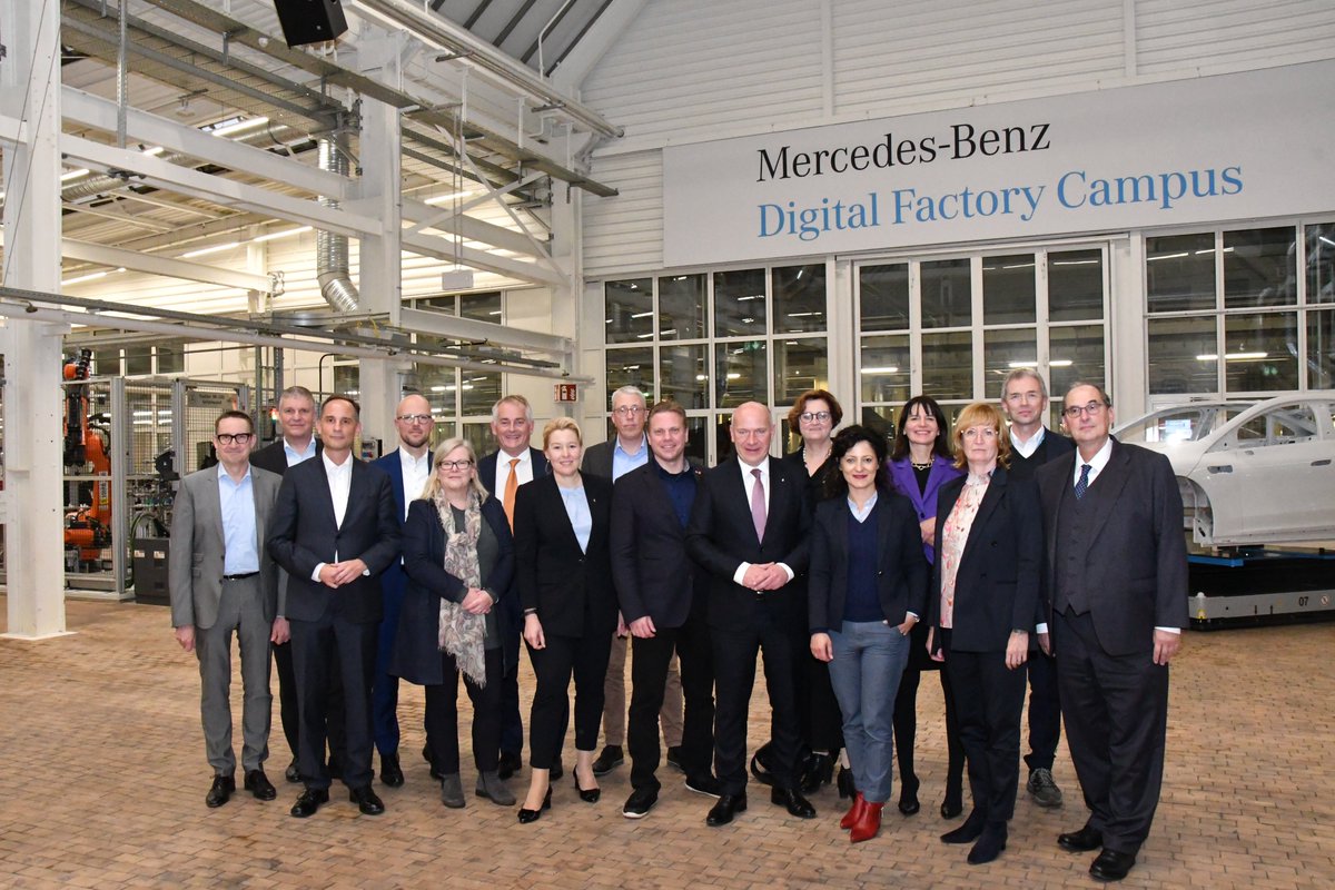 Für ein gesundes Wirtschaftswachstum: Gestern hat der Regierende Bürgermeister @kaiwegner mit @SenWiEnBe, @SenMVKUBerlin, @SenASGIVA & @SenWGP an der Sitzung des Steuerungskreises Transformation der Berliner Industrie auf dem Mercedes-Benz Digital Factory Campus teilgenommen.