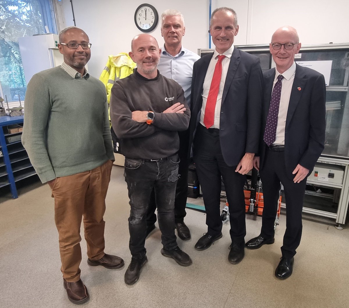 TarmacLtd's tweet image. Our national technical centre in #Ettingshall, #Wolverhampton, which celebrated its silver jubilee earlier this year, sparked the attention of @patmcfaddenmp &amp;amp; @Bill_Esterson who visited the lab to check out the latest innovations up close 🔬🧪

More 👉 orlo.uk/umVKt