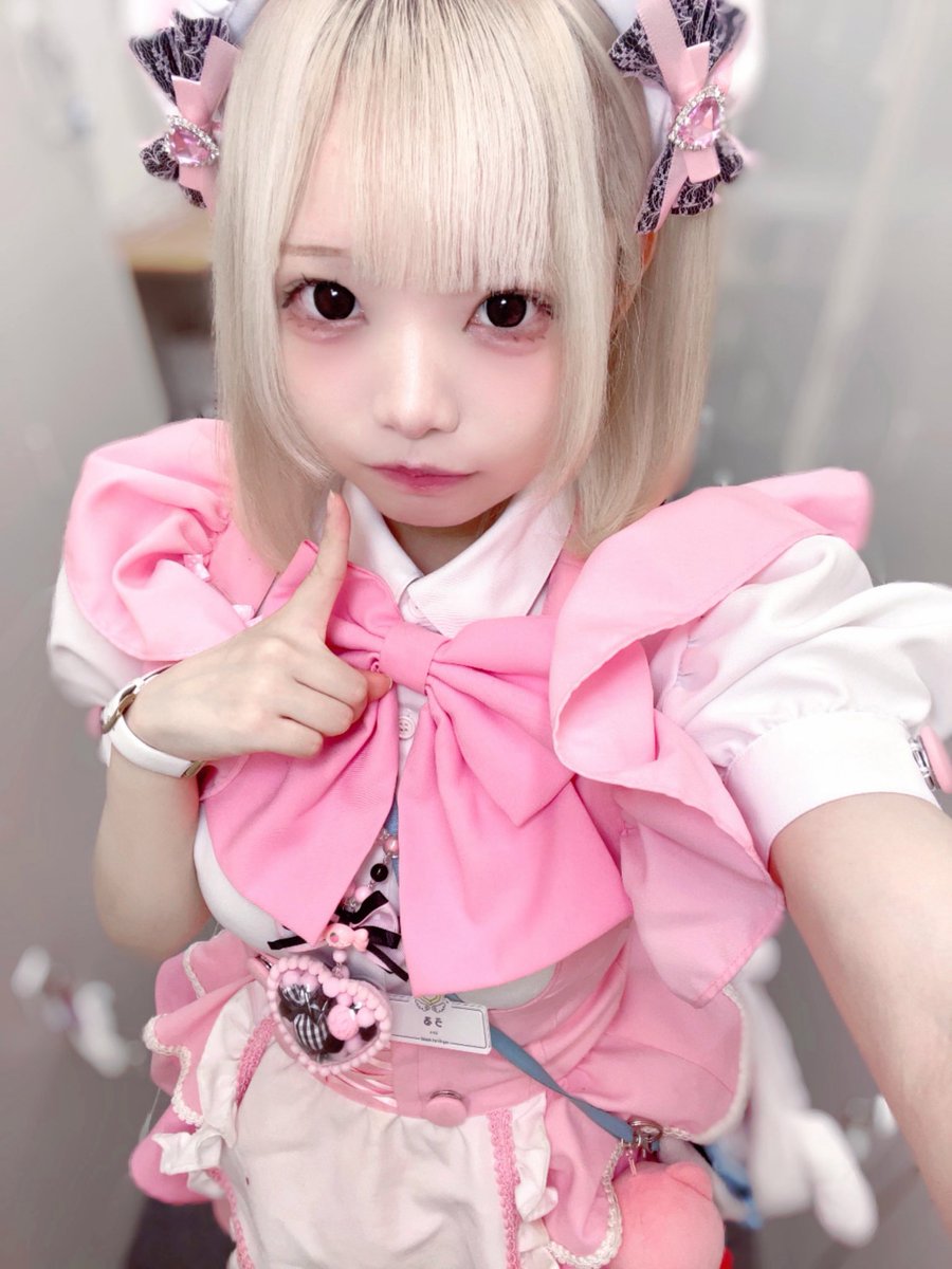 お給仕ありがとうございました՞ ᴗ  ̫ ᴗ՞ 
レギュラーメイドおめでとうって言ってもらえたり、チェキやもぐ券まで本当にありがとうございます泣 メイドになったばかりの頃レギュラーメイドになれたらつけようと思って買ったアクセサリーを今日はつけられてるんるん気分でした😾次は12(日)12-18です！