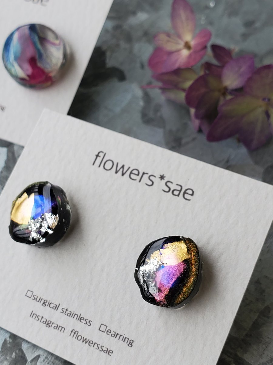 yellowflowers8's tweet photo. order品の鉱石ピアス

金沢産プラチナ金箔の入った宇宙を模した耳飾り❇

偏光パウダーが、黒を背景にした事で美しく発色しました。
#プラチナ金箔
#鉱石 https://t.co/Z44xtfiCri