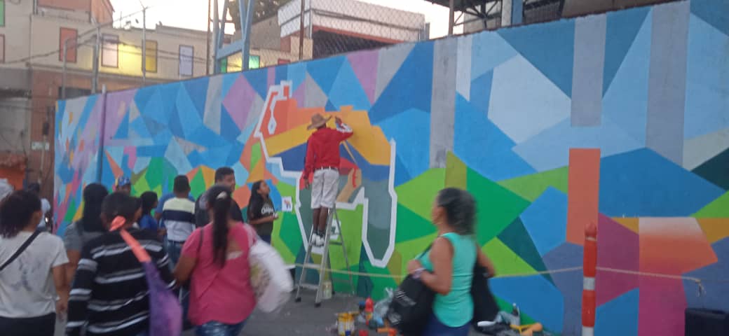 En #Miranda la juventud del municipio Sucre tomó el muro de la UEN Dr José de Jesús Arocha en Petare y lo convirtió en un hermoso mural donde se reivindica la defensa del Esequibo. #ElEsequiboEsNuestro #VenezuelaTodaPorElEsequibo @NicolasMaduro @_LaAvanzadora @HectoRodriguez