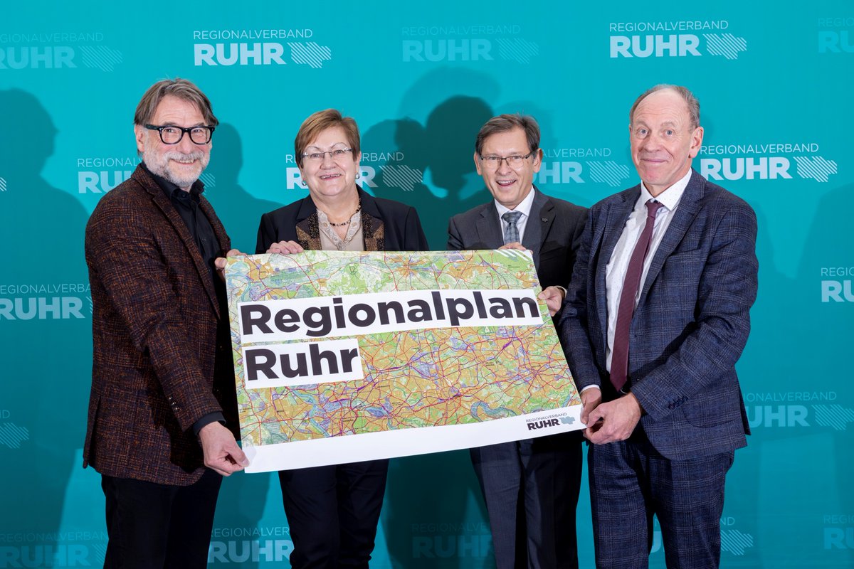 Das #Ruhrparlament im #RVR hat heute (10.11.) in einer historischen Sitzung den einheitlichen Regionalplan für das #Ruhrgebiet mit großer Mehrheit beschlossen. Der Plan legt fest, wo künftig Flächen für Wohnen, Arbeit, Naherholung+Klimaschutz liegen. (1/2)
rvr.ruhr