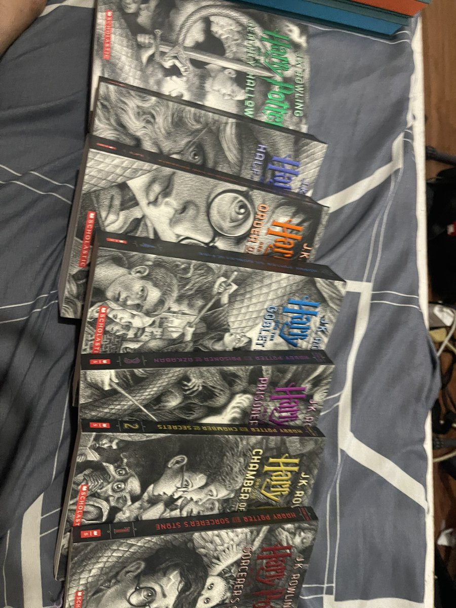 EnhaMainPop's tweet photo. HARRY POTTER BOOK SET

(only the case has dents)
used-good as new

2,500 php (can lower if PAYO)
mop: gcash
mod: toktok/lalamove/lbc
loc: calumpit, bulacan https://t.co/pGjr7xI0N6