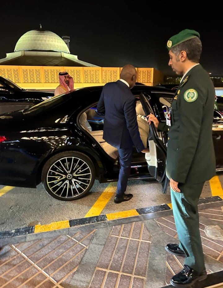 🛑🛑🛑🛑#Jeudi_09_novembre2023
L’arrivée du Vice-Premier Ministre, Minitre de l’Économie National SE @VitalKamerhe1 à Riyad pour représenter le Président de la République Félix Tshisekedi au sommet saoudien-africain.