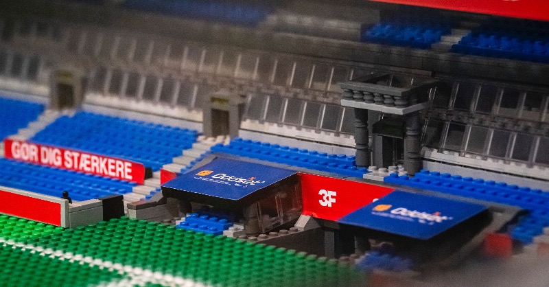 BrondbyIF's tweet photo. Brøndby-fanen Per Blangsdal har brugt de sidste tre år på at bygge en eksakt kopi af Brøndby Stadion i Lego 🏟🧩
 
Se et galleri af det storslået projekt og læs et interview med byggemesteren, der fortæller om projektet om at bygge vores allesammens blågule hjemmebane i Lego 🟡🔵
