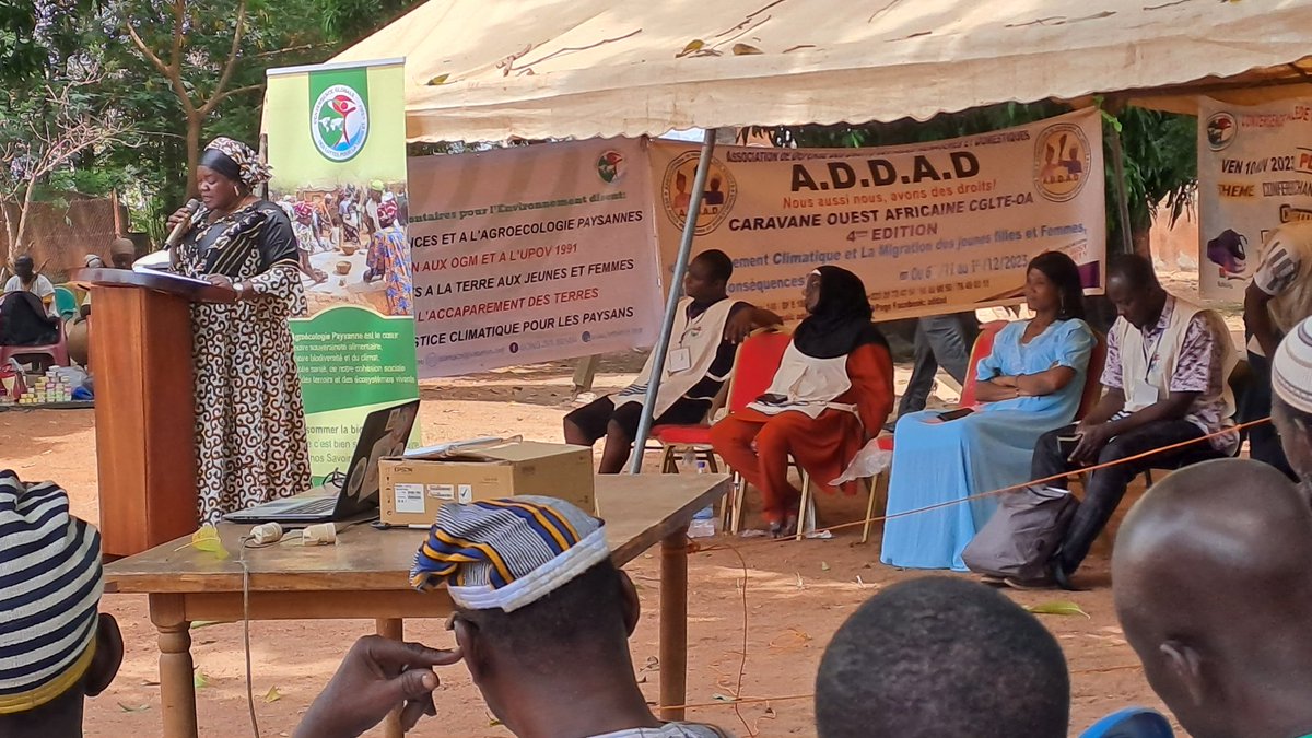 #Korhogo, une conférence sur les changements animée par la direction régionale de l'agriculture suivie d'une projection d'un film documentaire sur les conditions des aides ménagères réalisé les #ADDAD.
#caravane_ouest_africaine #caravane_2023 #cglte #Caravane2023