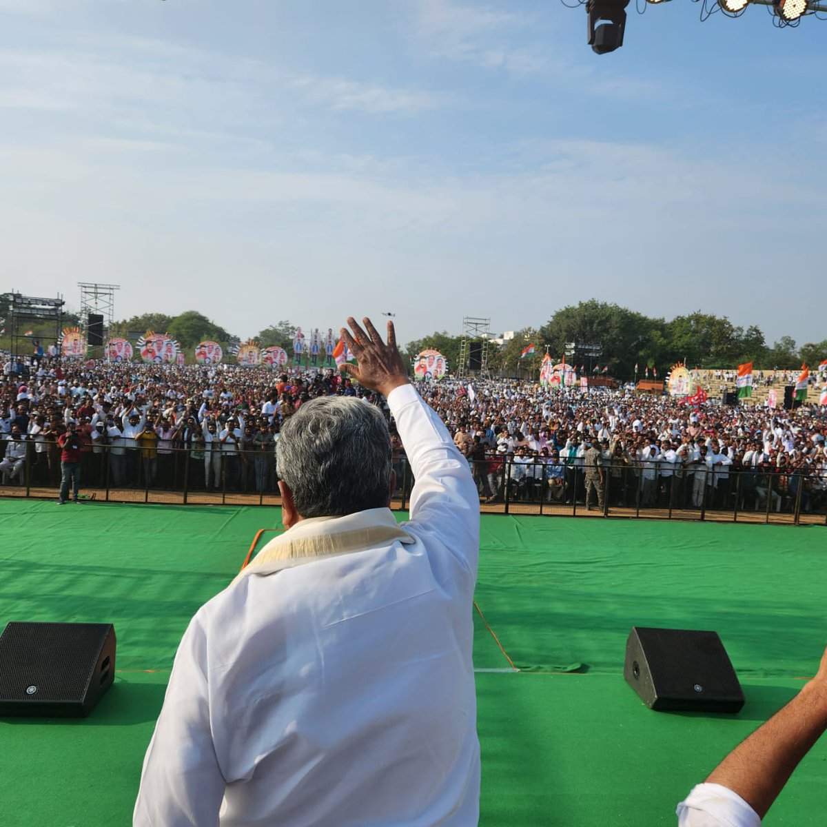 siddaramaiah's tweet photo. ತೆಲಂಗಾಣ ಪ್ರದೇಶ ಕಾಂಗ್ರೆಸ್ ಸಮಿತಿ ಕಾಮರೆಡ್ಡಿ ವಿಧಾನಸಭಾ ಕ್ಷೇತ್ರದಲ್ಲಿ ಹಮ್ಮಿಕೊಂಡಿದ್ದ "ಹಿಂದುಳಿದ ವರ್ಗಗಳ ನಿರ್ಣಯ" ಸಮಾವೇಶವನ್ನು ಉದ್ಘಾಟಿಸಿ ಮಾತನಾಡಿದೆ.

ಕರ್ನಾಟಕ ರಾಜ್ಯದಲ್ಲಿ ನಾವು ಐದು ಗ್ಯಾರಂಟಿಗಳನ್ನು 100 ದಿನಗಳಲ್ಲಿ ಜಾರಿ ಮಾಡಿದ್ದೇವೆ. ತೆಲಂಗಾಣದಲ್ಲೂ ಒಂದು ಬೋನಸ್ ಸೇರಿ ಆರು ಗ್ಯಾರಂಟಿಗಳು 100 ದಿನಗಳಲ್ಲಿ ಜಾರಿ ಆಗುತ್ತವೆ.

ಕರ್ನಾಟಕದಲ್ಲಿ ಗ್ಯಾರಂಟಿ ಯೋಜನೆಗಳು ಜಾರಿಯೇ ಆಗಿಲ್ಲ ಎಂಬ ತೆಲಂಗಾಣ ಮುಖ್ಯಮಂತ್ರಿ ಚಂದ್ರಶೇಖರ್ ರಾವ್ ಹಸಿ ಹಸಿ ಸುಳ್ಳುಗಳನ್ನು ಯಾರೊಬ್ಬರೂ ನಂಬಬೇಡಿ ಎಂದು ಮನವಿ ಮಾಡುತ್ತೇನೆ. ಕೆ.ಸಿ.ಆರ್ ಅವರೇ, ಕರ್ನಾಟಕ ರಾಜ್ಯಕ್ಕೆ ಬನ್ನಿ. 5 ಗ್ಯಾರಂಟಿ ಯೋಜನೆಗಳ ಸಕ್ಸಸ್ ನೋಡಿ ಬಳಿಕ ಚರ್ಚೆಗೆ ಮಾಡೋಣ. ನನ್ನ ಸವಾಲು ಸ್ವೀಕರಿಸಲು ಸಿದ್ಧರಿದ್ದೀರ?

BJP ಮತ್ತು BRC ಎರಡೂ ಒಂದೇ. BRS ತೆಲಂಗಾಣದಲ್ಲಿ BJP ಪಕ್ಷದ ಬಿ ಟೀಮ್ ಆಗಿ ಕೆಲಸ ಮಾಡುತ್ತಿದೆ. ತ��ಲಂಗಾಣದ ಜನತೆ ಕೆ.ಸಿ.ಆರ್ ಮತ್ತು ಮೋದಿಯವರ ಮಕ್ಮಲ್ ಟೋಪಿಗೆ ಈ ಬಾರಿ ತಲೆ ಕೊಡುವುದಿಲ್ಲ ಎಂಬ ನಂಬಿಕೆ ನನಗಿದೆ. 

ಪ್ರಧಾನಿ ಮೋದಿಯವರು ಹಿಂದುಳಿದವರ ಉದ್ಧಾರಕ್ಕೆ ಅವತಾರ ಎತ್ತಿದವರಂತೆ ಭಾಷಣ ಮಾಡುತ್ತಾರೆ. ಆದರೆ ಅವರು ಪ್ರಧಾನಿ ಆದ 9 ವರ್ಷಗಳಲ್ಲಿ ಹಿಂದುಳಿದವರಿಗೆ, ದಲಿತರ ಉದ್ಧಾರಕ್ಕೆ ಯಾವ ಕಾರ್ಯಕ್ರಮಗಳನ್ನೂ ಜಾರಿ ಮಾಡಲಿಲ್ಲ. ಬದಲಿಗೆ ಹಿಂದುಳಿದವರು ಇನ್ನಷ್ಟು ಹಿಂದುಳಿಯುವಂತೆ ಮಾಡಿದ್ದಾರೆ. 

ಮೋದಿಯವರು ದೇಶದ ಶೇ.4 ರಷ್ಟು ಮೇಲ್ವರ್ಗದ ಜನರ ಉದ್ದಾರಕ್ಕೆ ಮಾತ್ರ ಕೆಲಸ ಮಾಡುತ್ತಾರೆ. ನಾಗಪುರದ ಈ ಶೇ.4 ಜನರ ಪರವಾಗಿ ಹೇಳಿಕೊಟ್ಟ ಕಾರ್ಯಕ್ರಮವನ್ನು ಜಾರಿ ಮಾಡುವುದಷ್ಟೆ ಮೋದಿಯವರ ಕೆಲಸ. 

ಕೆ.ಸಿ.ಆರ್ ಹತ್ತು ವರ್ಷ ಅಧಿಕಾರದಲ್ಲಿದ್ದೂ ತ��ಲಂಗಾಣವನ್ನು ಅಭಿವೃದ್ಧಿ ಮಾರ್ಗದಲ್ಲಿ ಕೊಂಡೊಯ್ಯದೆ ಭ್ರಷ್ಟಾಚಾರದಲ್ಲಿ ಮುಳುಗಿಸಿದರು. ಪ್ರಧಾನಿ ಮೋದಿಯವರು ಈ ಹತ್ತು ವರ್ಷಗಳಲ್ಲಿ ದೇಶದ ಆರ್ಥಿಕತೆಯನ್ನು ಹಳ್ಳ ಹಿಡಿಸಿದರು. ಇದನ್ನು ಕರ್ನಾಟಕದ ಜನತೆ ಅರ್ಥ ಮಾಡಿಕೊಂಡರು, ಜಾಗೃತರಾದರು. ತೆಲಂಗಾಣದ ಜನತೆಯೂ ಅರ್ಥ ಮಾಡಿಕೊಳ್ಳಬೇಕಾದ ಸಮಯ ಬಂದಿದೆ. 

ಮೋದಿಯವರು ಜಾರಿಗೆ ತಂದಿರುವ ಎಲ್ಲಾ ಜನದ್ರೋಹಿ, ಜನ ವಿರೋಧಿ ಯೋಜನೆಗಳಿಗೆ ಕೆ.ಸಿ.ಆರ್ ಮತ್ತು ಬಿ.ಆರ್.ಎಸ್ ಬೆಂಬಲ ನೀಡಿ ತಾವೂ ಜನವಿರೋಧಿ ಆಗಿದ್ದಾರೆ. 
ಕೆ.ಸಿ.ಆರ್ ಚುನಾವಣೆಯಲ್ಲಿ ಖರ್ಚು ಮಾಡುವ ಹಣ ಪಾಪದ ಹಣ. ಆದರೆ ತೆಲಂಗಾಣ ಜನತೆ BRC ಯನ್ನು ಸೋಲಿಸಲು ಸ್ಪಷ್ಟ ತೀರ್ಮಾನ ಮಾಡಿದ್ದಾರೆ. 

BJP ತೆಲಂಗಾಣದಲ್ಲಿ 5 ಸೀಟು ಗೆದ್ದರೆ ಅದೇ ಹೆಚ್ಚು. ನರೇಂದ್ರ ಮೋದಿ ನೂರು ಬಾರಿ ತೆಲಂಗಾಣಕ್ಕೆ ಪ್ರಚಾರಕ್ಕೆ ಬಂದರೂ ಇಲ್ಲಿ ಬಿಜೆಪಿ ಗೆಲ್ಲಲ್ಲ. ಬಿಜೆಪಿ ಅಭ್ಯರ್ಥಿಗಳು ಠೇವಣಿ ಕಳೆದುಕೊಳ್ಳುತ್ತಾರೆ.
ನರೇಂದ್ರ ಮೋದಿ ಅವರು ಕರ್ನಾಟಕಕ್ಕೂ 48 ಬಾರಿ ಚುನಾವಣಾ ಪ್ರಚಾರಕ್ಕೆ ಬಂದಿದ್ದರು. ಅವರು ಪ್ರಚಾರ ಮಾಡಿದ ಜಾಗಗಳಲ್ಲೆಲ್ಲಾ ಬಿಜೆಪಿ ಹೀನಾಯವಾಗಿ ಸೋತಿದೆ.