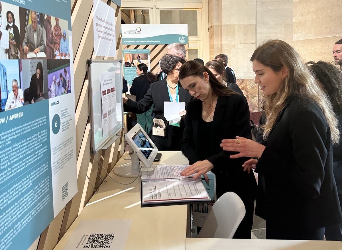 At #ParisPeaceForum2023, Special Envoy for Christchurch Call @jacindaardern joined us at the HD booth to talk about our Negotiating Digital Peace programme with @EU_FPI. More info here👉 rb.gy/pskqun