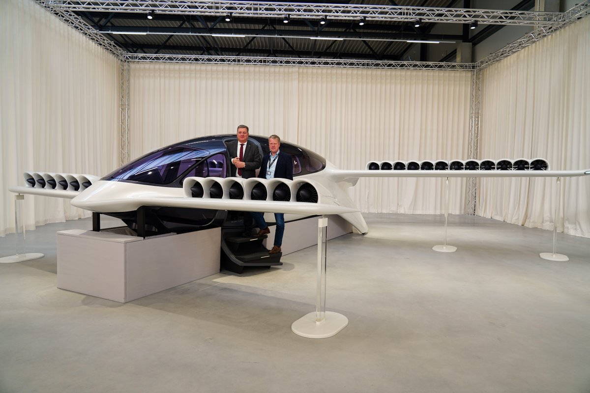 BauenBewegen's tweet photo. Verkehrsminister Christian Bernreiter hat sich bei @Lilium über aktuelle Entwicklungen der elektrischen Luftmobilität ausgetauscht: „Das ist eine interessante #Zukunftstechnologie. Sie kann unsere #Verkehrsinfrastruktur sinnvoll ergänzen. Wir wollen die Entwicklung mitgestalten.“ https://t.co/q7YTUUVxql