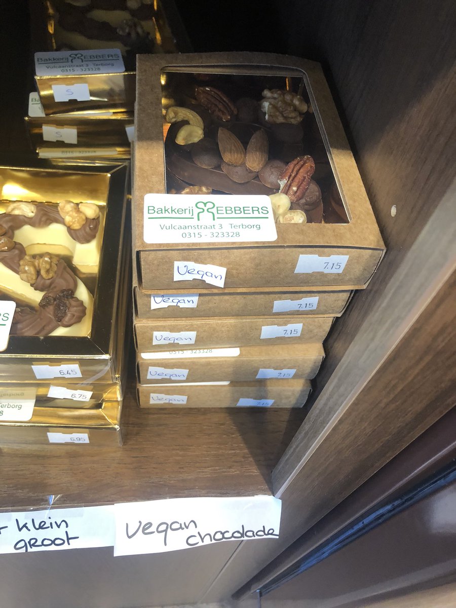 Opeens een lichtpuntje op een regenachtige dag : vegan chocoladeletters te koop in Terborg in de Achterhoek ! Vegan gaat gewoon mainstream worden. 😁 #PvdD #keerhettij #vegan #plantaardig #eiseentoekomst