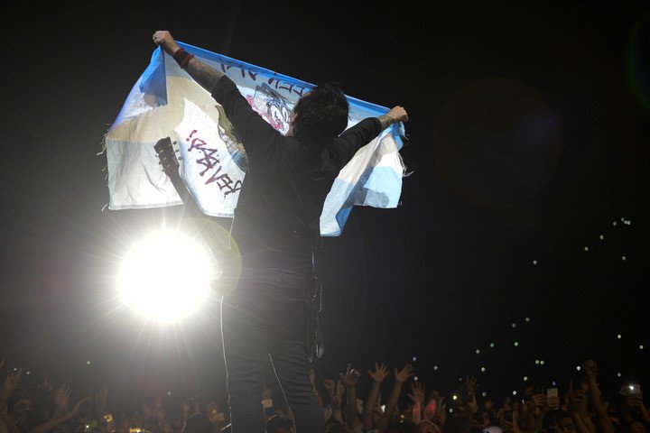 GDArgNation's tweet photo. Hace ya 6 años Green Day tocaba por tercera vez en Argentina en el marco del Revolution Radio tour en el estadio Velez en una fiesta llena de Amor, Pasión y Locurrrrra

Estuviste ahí? https://t.co/M06aBN3uwL