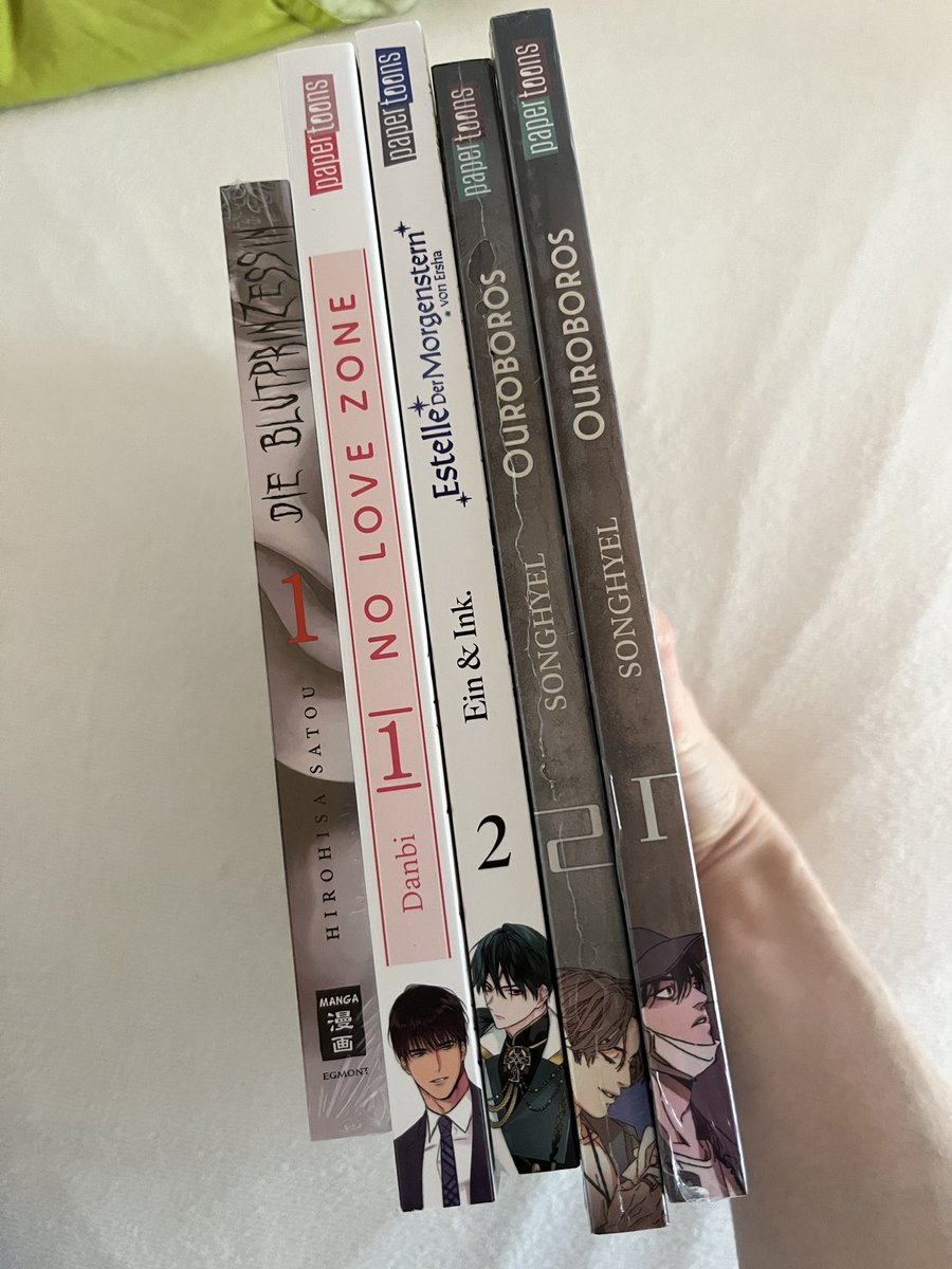 melsmangaworld's tweet photo. Danke an @papertoons_de und an @EgmontMANGA 😍 Jetzt kann ich mir selbst ein Bild von der Blutprinzessin machen🙈 #mangahaul #reziex https://t.co/nU4jeTXJmn