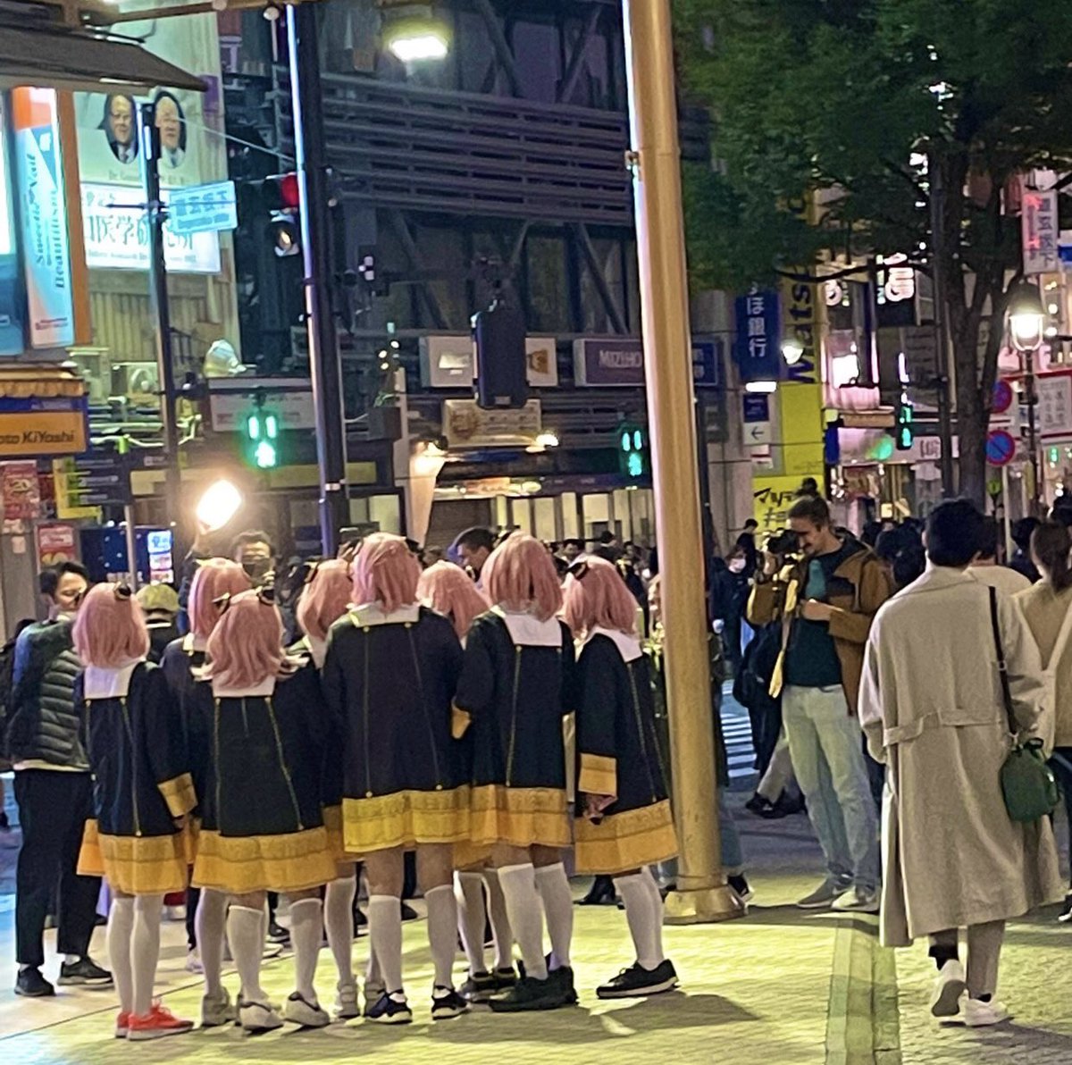 2022年のハロウィン時に渋谷に集まったアーニャ達、前から見たら全員おっさんだった話好きすぎる