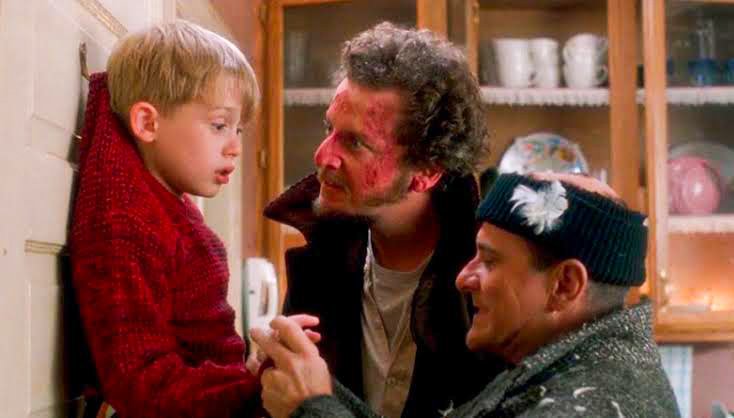 ImagenRetro's tweet photo. Un día como hoy pero de 1990, se estrenó en Estados Unidos "Home Alone". Se cumplen 33 años de la icónica cinta navideña. 🏠🎄 https://t.co/thQmk75CW3