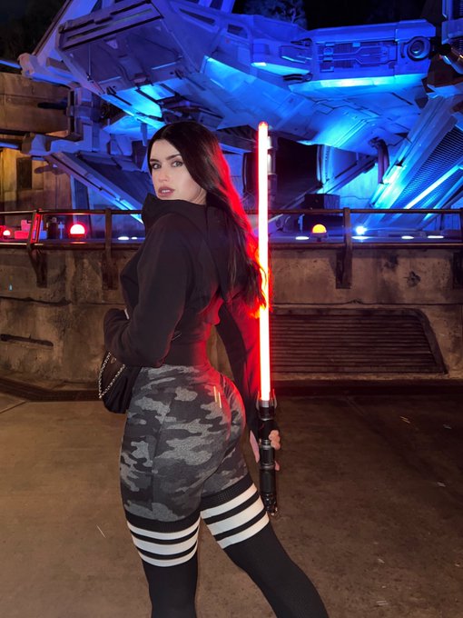 2 pic. Light or Dark side? ?? https://t.co/MItdXEgTJh