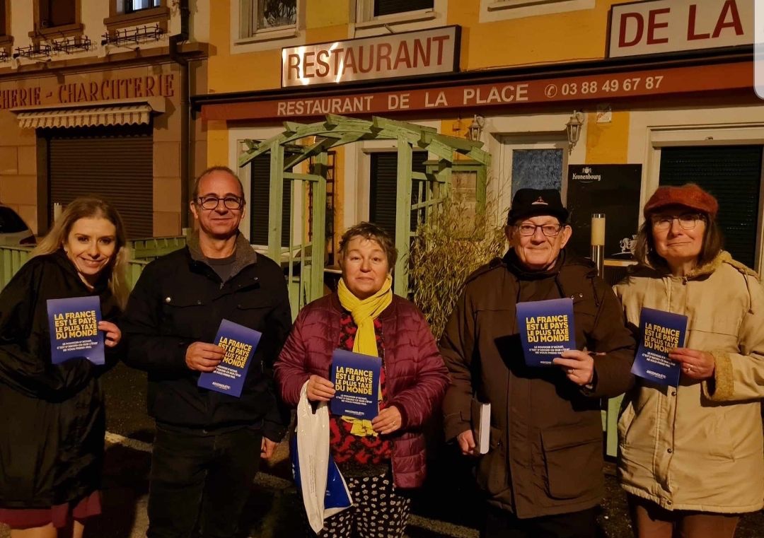 Reconquete67's tweet photo. @reconquete67 en action boitage à #Rothau avec Sabrina Ritter et sa fidèle équipe militante. https://t.co/twjWWCA8qZ