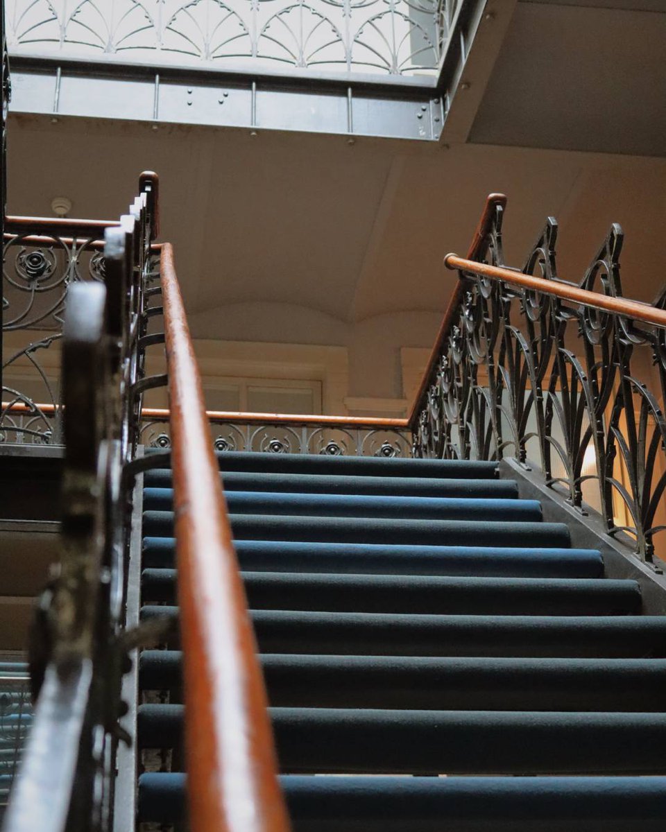 Één van de meest historische details van Hotel New York is natuurlijk de trap! 

#hotel #geschiedenis #hotelnewyork #rotterdamvantoen #hoteldesign #stijl #binnen #rotterdams #interior #rotterdam010 #trap