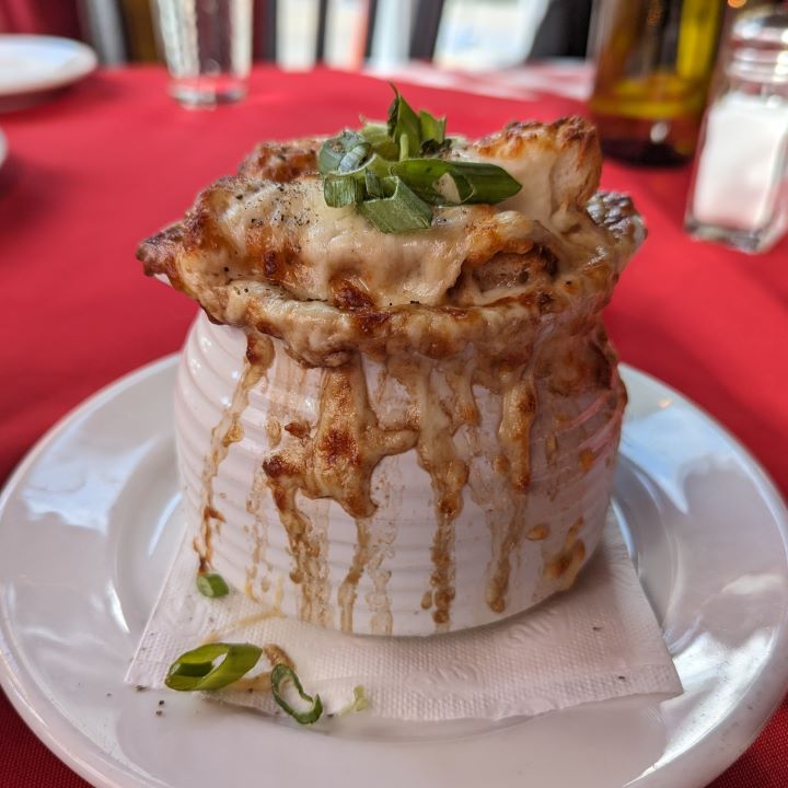 futureunmapped's tweet photo. Gluten-free, Celiac-safe, French onion soup.  This is what celiac dreams are made of. (Thankfully, it tasted as good as it looked).
#lebistrobyliz #glutenfree #celiacsafe #glutenfreenovascotia #futureunmapped https://t.co/7B8oR0FFsy