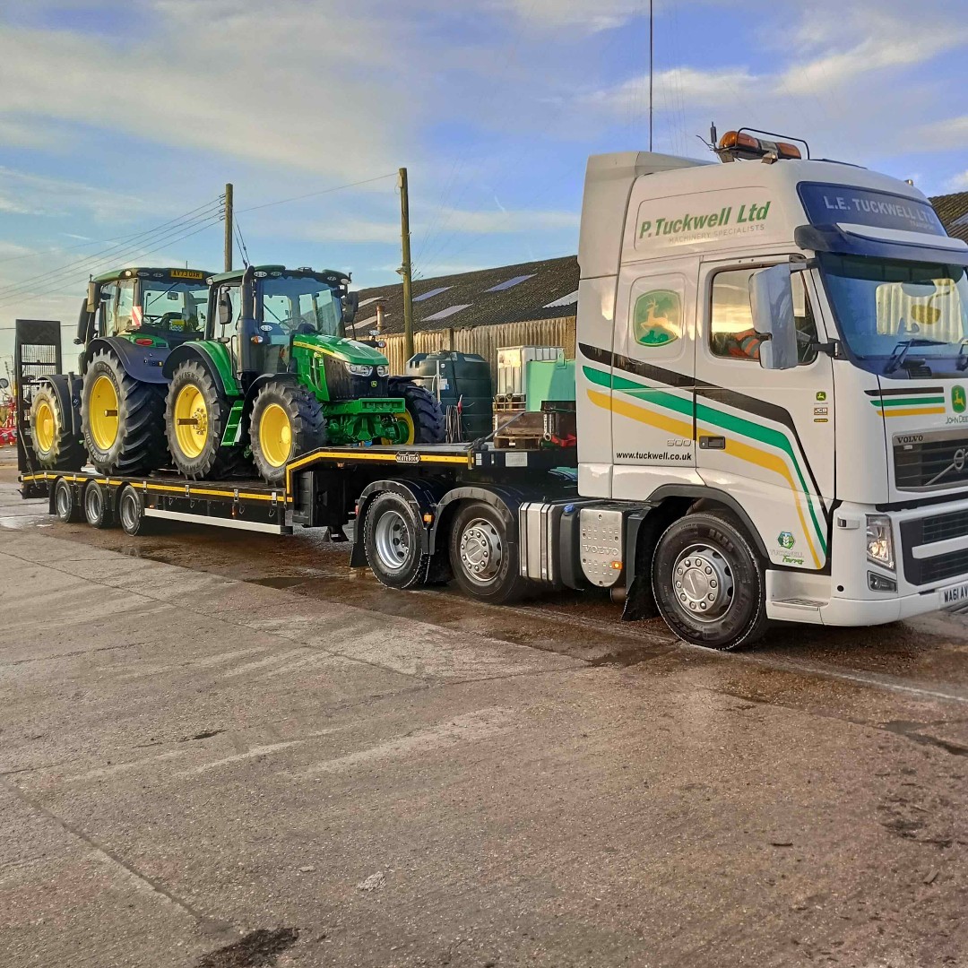 TuckwellGroup's tweet image. Two John Deere Tractors heading out for delivery! 

 #JohnDeereTractors #TractorDelivery #johndeerepower #johndeere #deere #deerepower #johndeeregreen #lorries #trucks