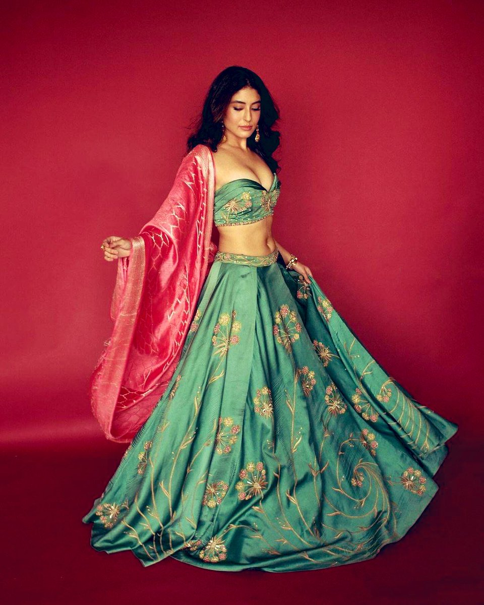 #festivewear में खूब जचती दिखीं #actress #KritikaKamra 

#festivevibes #diwalivibes #festivecollection
