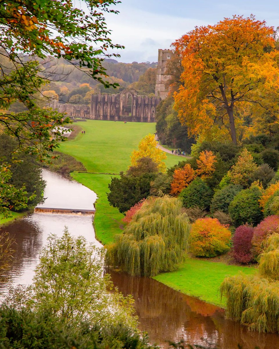 Drop your favourite Autumn pics below 👇 📍Fountains Abbey 🍁🍂 Photo Credit: @yorkshire_brew