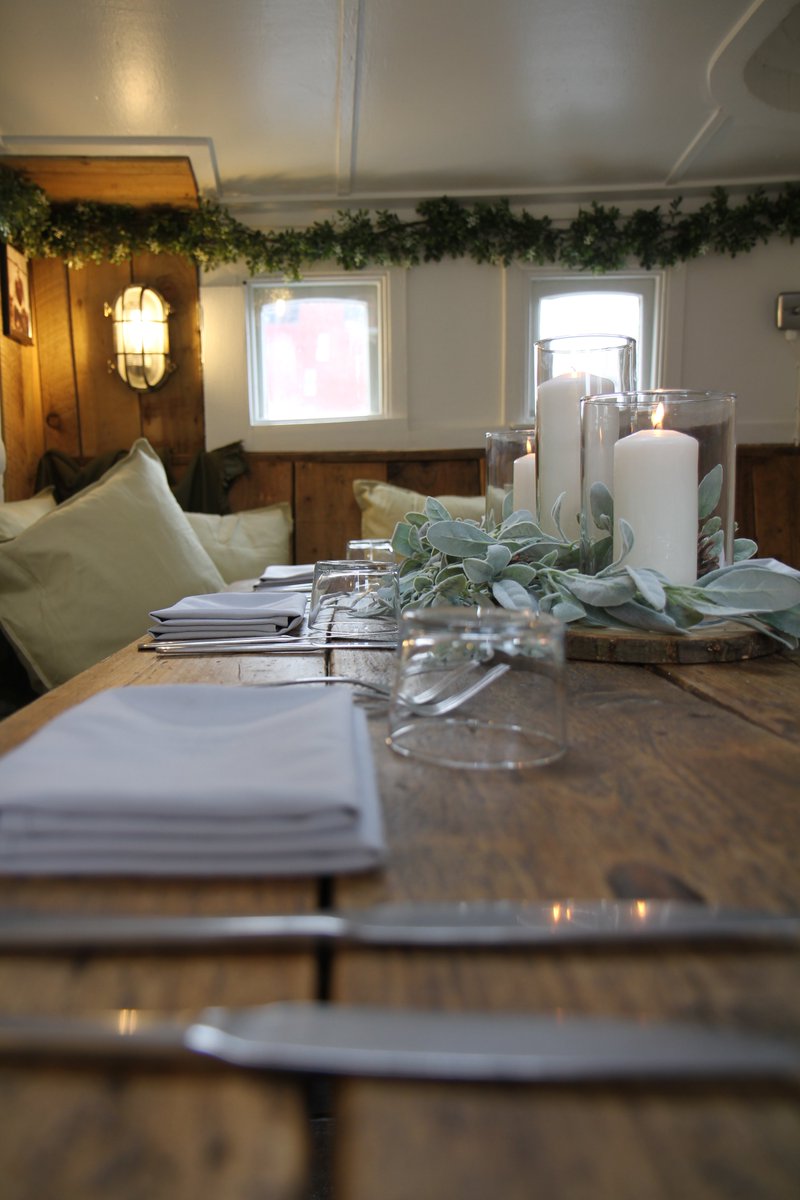 Happy Friday!

We're looking forward to heading to @BargeEast gardens this weekend - they're open from 10am Saturday and Sunday. How snug do the cabins look? Hot water bottles and blankets provided for extra cosiness. ⛵#bargeeast #hackney #cosy #winter #eastlondon