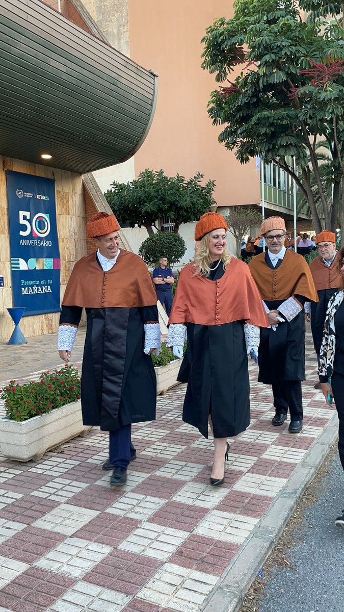 Anoche, en la entrega de las medallas de oro de <a href="/InfoUMA/">Universidad de Málaga</a> a las instituciones que han colaborado a su consolidación estos 50 años: <a href="/AndaluciaJunta/">Junta de Andalucía</a>, Ayuntamiento <a href="/malaga/">Ciudad de Málaga</a>  y <a href="/diputacionMLG/">Diputación de Málaga</a>. Una tarde de agradecimientos y reencuentros, en la que saludamos al alcalde <a href="/pacodelatorrep/">Paco de la Torre</a>.