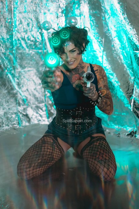 The alien Queen has arrived to dominate you.👽🖤✌🏽 #alien #AliensOnEarth #cosplayergirl https://t.co/y<a href="/tag/alien"class="tags">#alien</a><a href="/tag/cosplayergirl"class="tags"><span>#cosplayergirl</span></a><a href="/tag/aliensonearth"class="tags"><span>#aliensonearth</span></a>