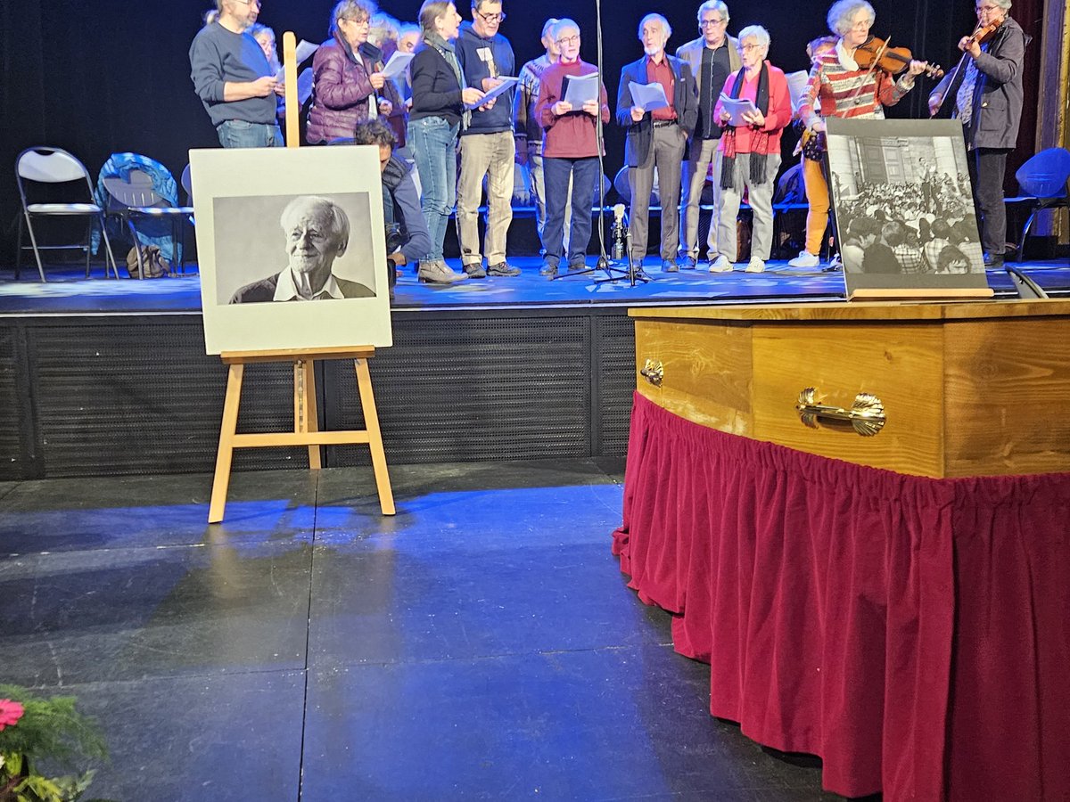 J'étais aujourd’hui au nom des écologistes aux obsèques du grand Charles Piaget, à Besançon, accueillie par sa maire <a href="/Anne_Vignot/">Anne Vignot</a>

Besançon enterre aujourd’hui l’un de ces Grands, qui ont consacré leur vie à transformer celle des autres -pour le meilleur.