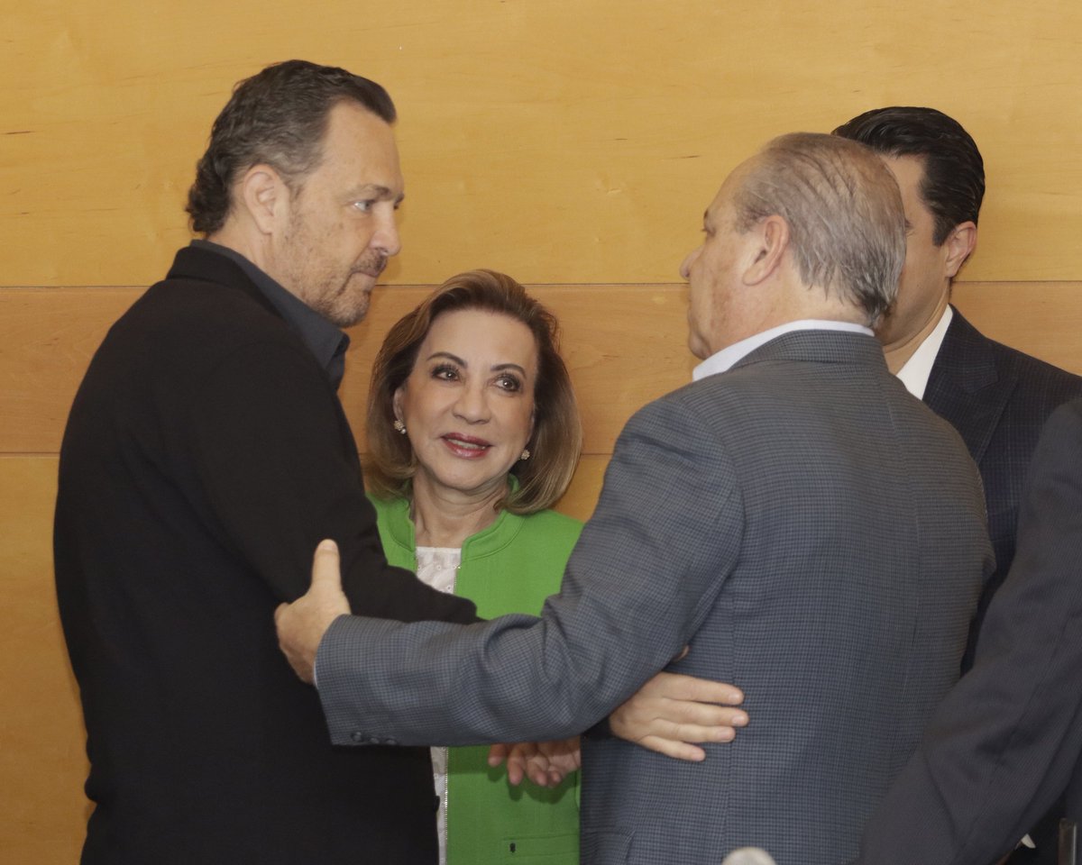 SEGOB_Queretaro's tweet photo. Encabezados por el gobernador del estado, @makugo, funcionarios estatales sostuvieron reunión con integrantes del Consejo del Club de Industriales de #Querétaro.
El sector empresarial queretano genera empleo e impulsa la economía y desarrollo.
#CONTIGO
@ClubdeIndu7530 https://t.co/mOUFNmu9FO