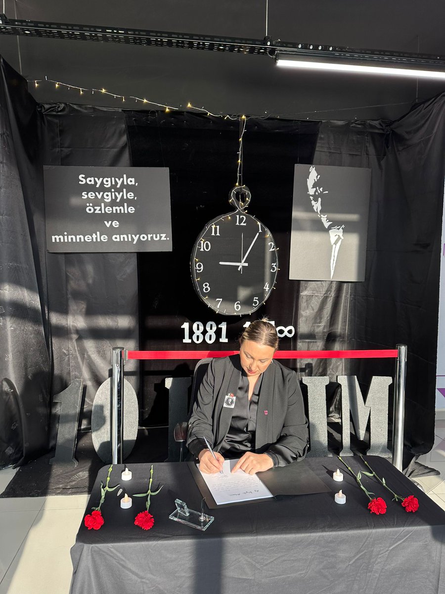 Siz beni hâlâ anlayamadınız,
Ve anlayamayacaksınız çağlarca da,
Hep tutturmuş "yıl 1919, Mayısın 19'u" diyorsunuz,
Ve eskimiş sözlerle beni övüyor, övünüyorsunuz.

Mustafa Kemal'i anlamak bu değil,
Mustafa Kemal ülküsü sadece söz değil.
Saygı ve minnetle 🤍