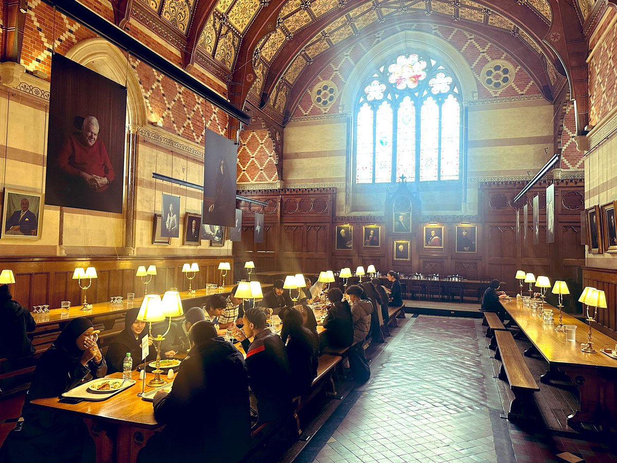 ScienceHolyhead's tweet image. Great visit to Oxford University with our Aspire Y11’s. Students were able to get a taste of university life, debate one another on key social issues and explore the amazing museum. @holyhead_school @HolyheadEvents