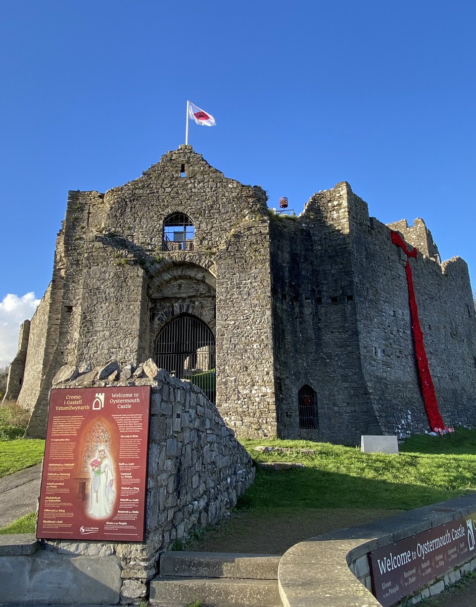 The talented Swansea Yarnbombers have adorned Oystermouth Castle with a cascade of  hand made poppies - it’s fabulous! #LestWeForget #mumbles #poppies #swanseayarnbombers #visitswanseabay #RememberanceDay