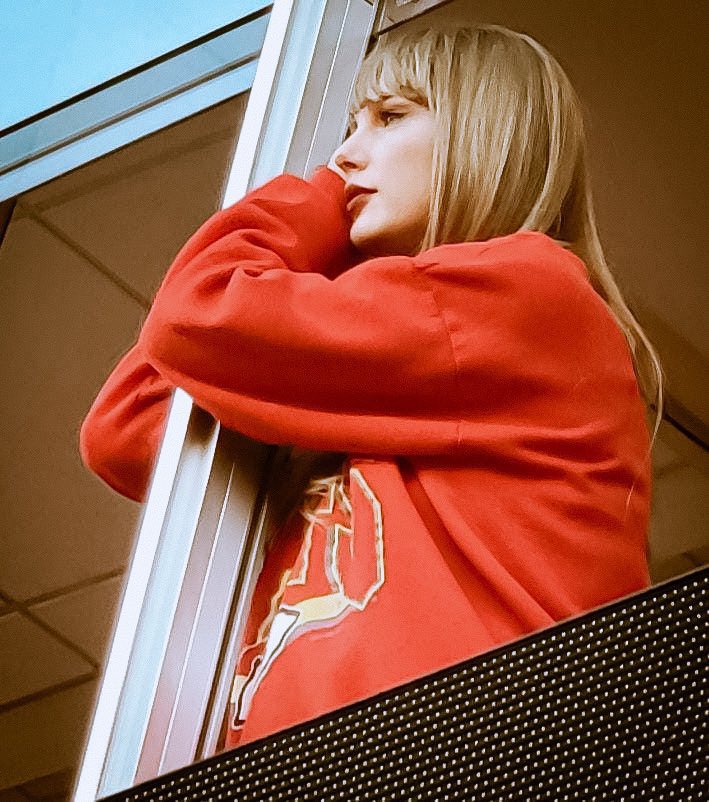 thegretwar's tweet photo. travis enfrentou 16 horas de voo e atravessou o mundo pra estar com a taylor na argentina hoje e usando um jatinho PAGO POR ELE ainda 

muito bom ter pai empregado e presente https://t.co/Kzr28MzCWZ