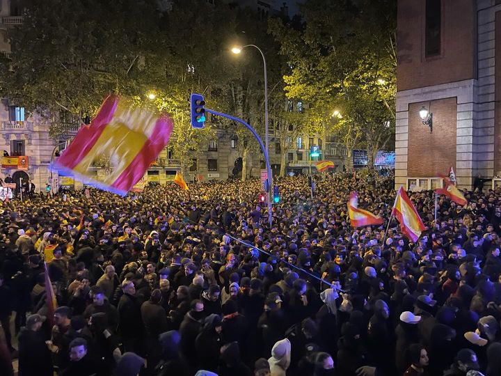 In Spanje zijn ze inmiddels met MILJOENEN mensen de straat opgegaan! Ze zijn helemaal KLAAR met die linkse WOKE-gekte, de EU &amp; het WEF!

Doe een ♥️ &amp; RT als je wil dat Nederland hier een voorbeeld aan neemt!