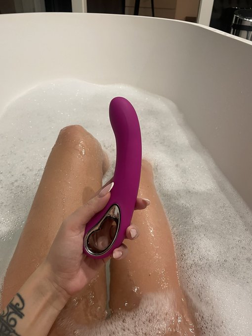 Je suis actuellement dans mon bain, et je sais pas si se jouer est Waterprouf. Comme je suis jeune, j’ai