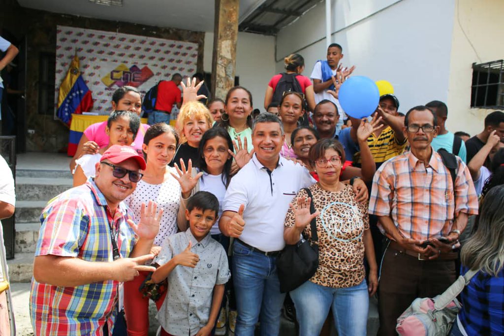 Hoy acompañando a nuestras comunas, consejos comunales y movimientos sociales de todo el Guárico, llegamos a la sede regional del CNE para entregar las firmas en respaldo al proceso de adhesión sobre el Referéndum Consultivo del venidero #3Dic #Venezolanos5VecesSí @NicolasMaduro